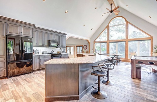 Trent Lakes Cottage | Luxury Lakefront Cottage Retreat | Hot Tub Sauna Sleeps 18