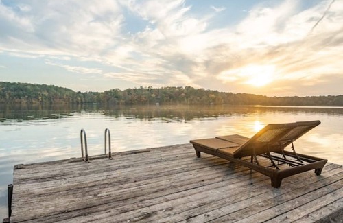 Jones Mills House | Luxury Lakefront Escape, Beach Volleyball, Kayaks, Fire Pit Hot Tub & Game Room!