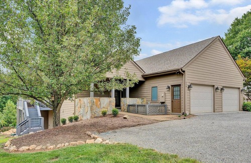 Smith Mountain Lake House | Luxury Lakefront Golf Resort Home