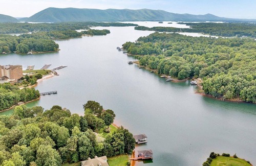 Smith Mountain Lake House | Luxury Lakefront Golf Resort Home