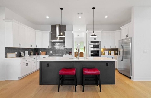 Leander Villa | Luxury Lakefront ✔️ Jacuzzi & Patio 🎬 Home Theater ❤️ Pool, Courts & Views