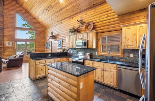 Lampe Cabin | Luxury Lakefront Resort Chalet 7~2 Pools~FREE Amenities~Dock~Kayaks~Waterslide
