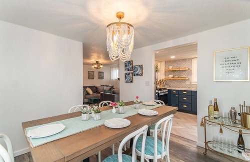 Geneva-on-the-Lake Cottage | Luxury Lakeside Cottage- Girls Getaway - 5 mi to GOTL w/Backyard & Fire pit