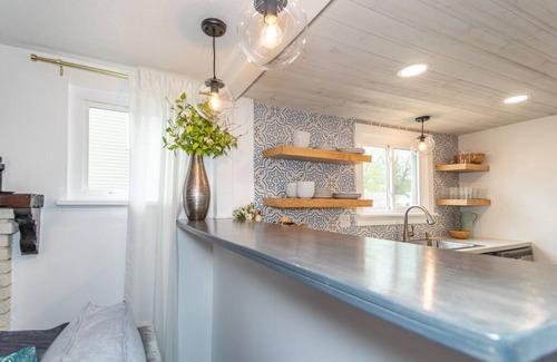 Geneva-on-the-Lake Cottage | Luxury Lakeside Cottage- Girls Getaway - 5 mi to GOTL w/Backyard & Fire pit