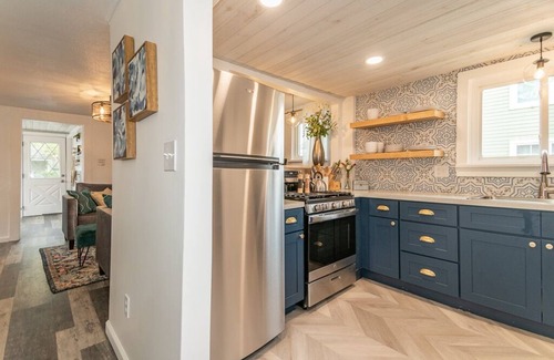 Geneva-on-the-Lake Cottage | Luxury Lakeside Cottage- Girls Getaway - 5 mi to GOTL w/Backyard & Fire pit