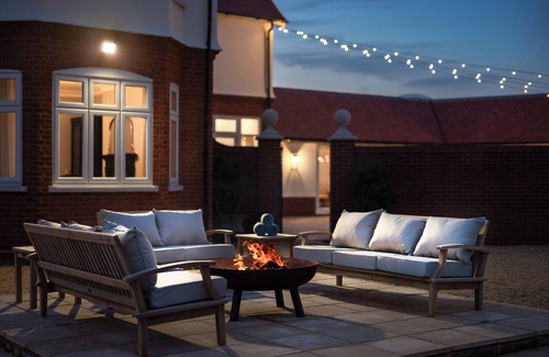 Herongate House | Luxury Lakeside Escape with pool – Near London