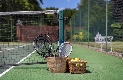 Herongate House | Luxury Lakeside Escape with pool – Near London