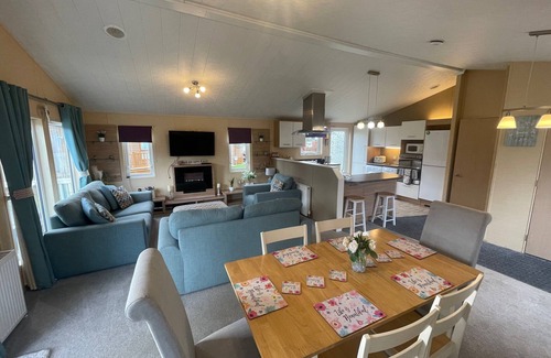 Tattershall Cabin | Luxury lakeside lodge with sunken hot tub prime location on bull rush lake @tattershall lakes