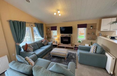 Tattershall House | Luxury Lakeside Lodge L2 with Hot tub situated at Tattershall Lakes Country Park