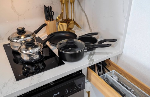 Florida Center Apartment | Luxury Lakeview 1 mile to New EPIC Universe: condo: pool, hot tube, tennis ct