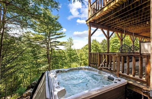 Aquashicola Cabin | Luxury Lakeview Retreat | Hot Tub, Firepit & 3 Decks with Stunning Fall Views
