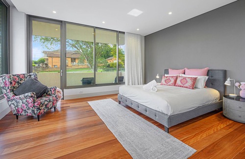 Putney House | ★Luxury Lifestyle ★ Pool ★WaterView ★ Convenient location★