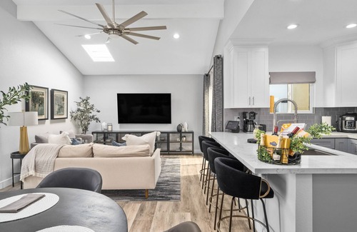 Santa Ana House | Luxury Living - Close to Disney/Beaches