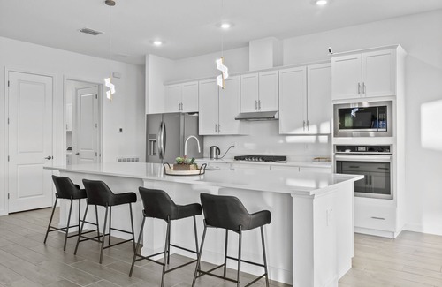 Braden River House | Luxury living in a gorgeous modern rental with access to Pool, Gym and more.