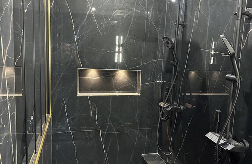 Martigues Apartment | Luxury Living Martigues - Black luxury suite