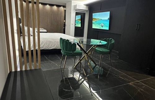 Martigues Apartment | Luxury Living Martigues - Black luxury suite