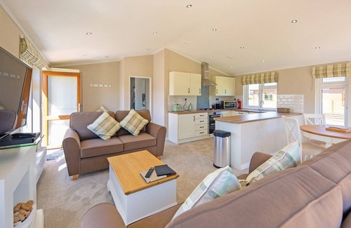 Diss Ski Chalet | Luxury lodge with one double with en suite shower and one twin.