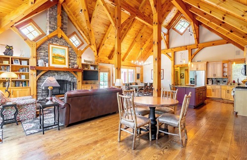 Ingles House | Luxury Lodging on Claytor Lake