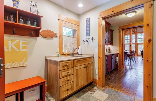 Ingles House | Luxury Lodging on Claytor Lake