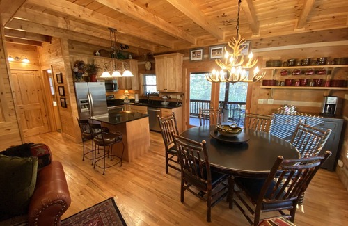 Blowing Rock Cabin | ☆Luxury Log Cabin☆3K/1Q/4 Full-bunks☆Fireplace☆Firepit☆4TVs☆Jacuzzi☆Foosball☆