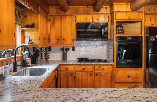 Coudersport Cabin | Luxury Log Cabin | Hot Tub + Epic Stargazing