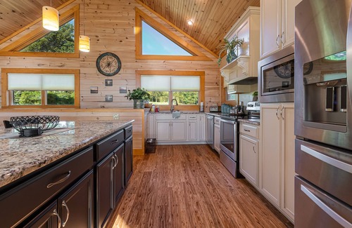 Makanda Cabin | Luxury Log Cabin near SIU, Giant City, & Wineries