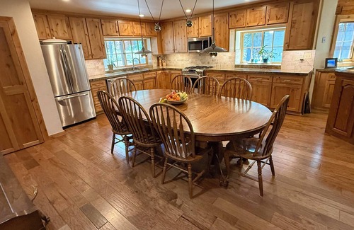 Truckee Cabin | Luxury Log Cabin Retreat in Tahoe Donner — Sleeps 14~ 5BR~ 3BA~ 3,000 sq ft