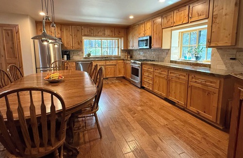 Truckee Cabin | Luxury Log Cabin Retreat in Tahoe Donner — Sleeps 14~ 5BR~ 3BA~ 3,000 sq ft