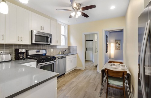 Rogers Park Apartment | Luxury Loyola 3 Bedroom, 2 Bath, Near Subway and Beach