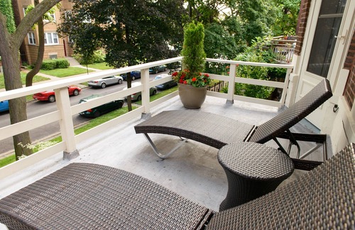 Rogers Park Apartment | Luxury Loyola 3 Bedroom, 2 Bath, Near Subway and Beach