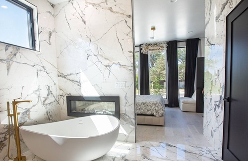 Englewood House | Luxury Mansion near Golf Courses 20min to DT Denver with Grill & Firepit