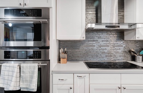 Barths House | Luxury Mid-Mod Retreat ~ 5★ Location ~ ♛Royal Beds