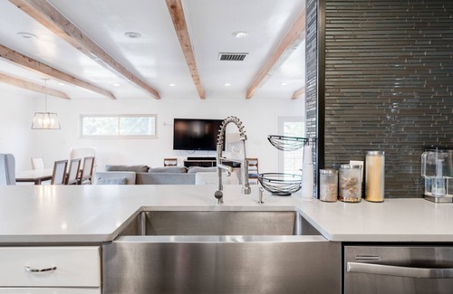 Barths House | Luxury Mid-Mod Retreat ~ 5★ Location ~ ♛Royal Beds