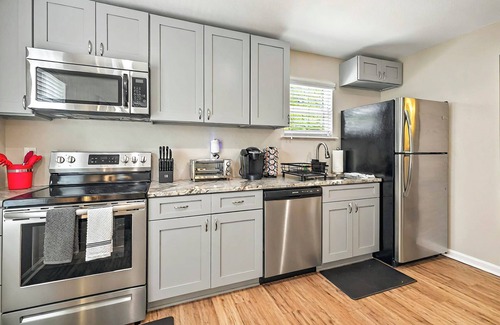 Governor's Walk Apartment | Luxury Midtown Studio - King Bed + Sealy Sleeper Sofa - Steps from FSU & Capital