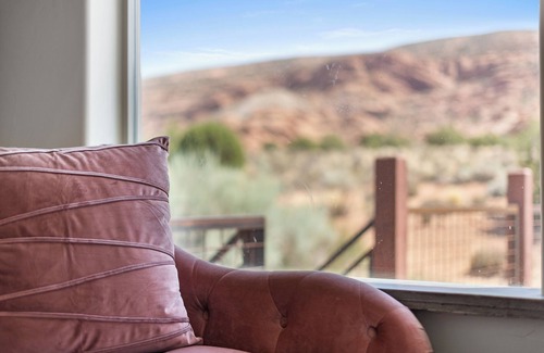 Moab South Valley House | Luxury Moab Home, Stunning Views, 7 bd, sleeps 26
