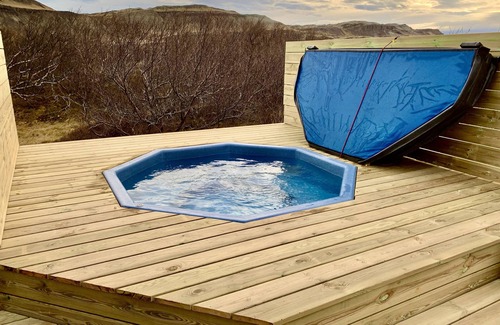 Bifroest Cottage | Luxury, Modern, Amazing River/Mountain view with Hot Tub. Winter/Summer Holiday