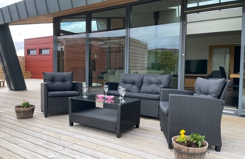 Bifroest Cottage | Luxury, Modern, Amazing River/Mountain view with Hot Tub. Winter/Summer Holiday