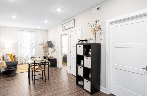 Weinland Park Apartment | Luxury Modern Suite Short North, Downtown, OSU Campus - (Gym/Lounge/Patio)