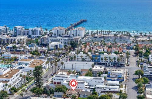 Townsite House | Luxury Monarch Estate, 3 Units, AC, Walk to Beach, Pier & Dining