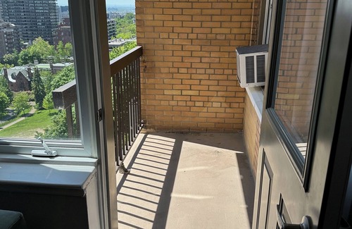 Downtown Montreal Apartment | Luxury Mount Royal Flat at the foot of Peel Steps 2 bed/2 bath