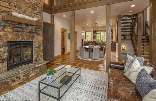Big Sky Cabin | Luxury Mountain Retreat: SPA, Deck, 2 Living Spaces