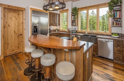 Big Sky Cabin | Luxury Mountain Retreat: SPA, Deck, 2 Living Spaces