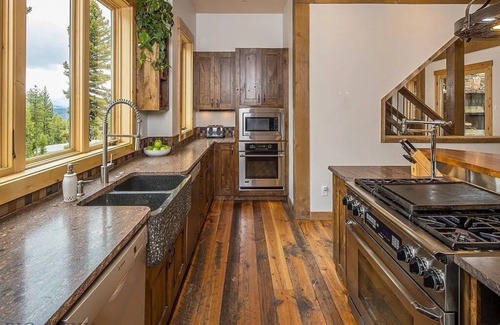 Big Sky Cabin | Luxury Mountain Retreat: SPA, Deck, 2 Living Spaces