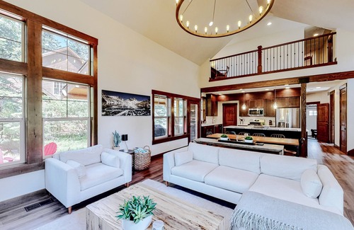 Cle Elum Cabin | Luxury mountain stay with hot tub, firepit, EV charger & game room