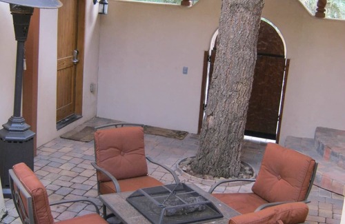 Taos Villa | LUXURY MOUNTAIN VIEW SUITESnThe Mountain View is a large pueblo styled home
