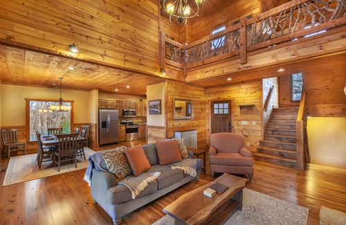 Blue Ridge Cabin | Luxury Mountain View Cabin – 4 Suites, Hot Tub, Shuffleboard