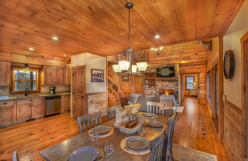Blue Ridge Cabin | Luxury Mountain View Cabin – 4 Suites, Hot Tub, Shuffleboard