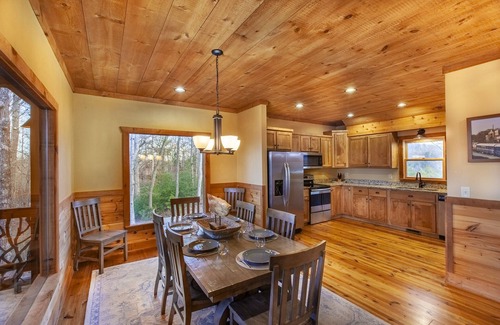 Blue Ridge Cabin | Luxury Mountain View Cabin – 4 Suites, Hot Tub, Shuffleboard
