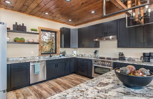 Gatlinburg - Pigeon Forge House | Luxury mtn home w/game room, hot tub, gym, & theater + free attraction tickets