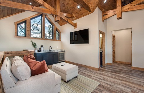 Gatlinburg - Pigeon Forge House | Luxury mtn home w/game room, hot tub, gym, & theater + free attraction tickets